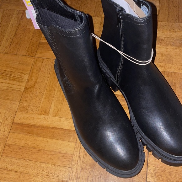 Black Leather Ankle Boots. - Picture 3 of 5